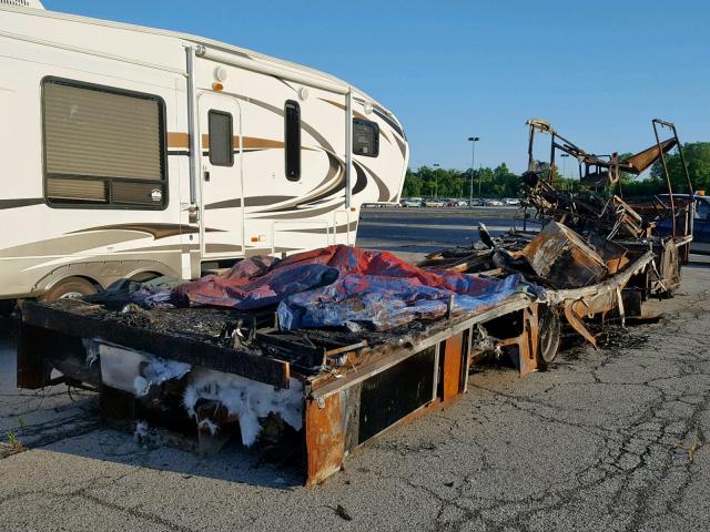 1FCNF53S0Y0A01997 - 2000 WINNEBAGO MOTORHOME BURN photo 4