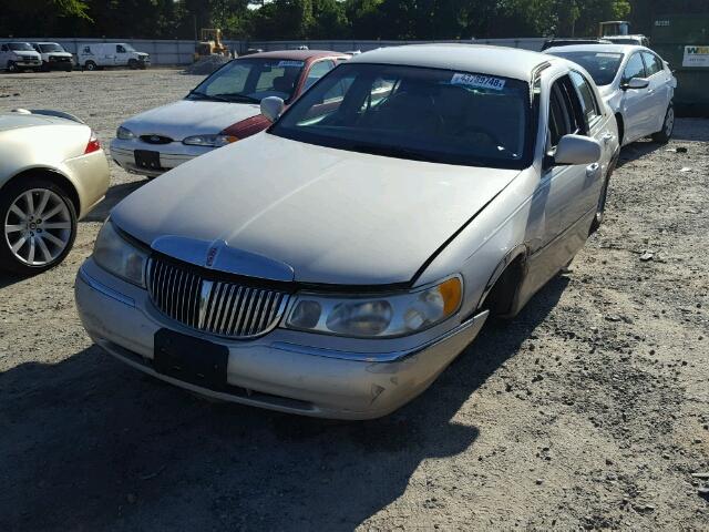 1LNHM83W6XY624222 - 1999 LINCOLN TOWN CAR C TAN photo 2