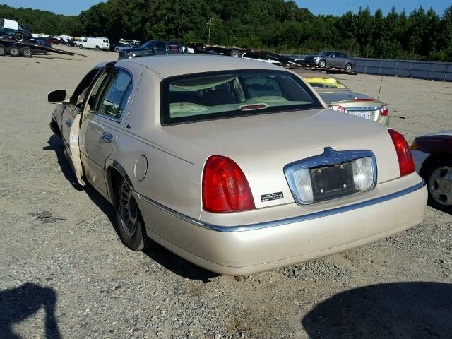 1LNHM83W6XY624222 - 1999 LINCOLN TOWN CAR C TAN photo 3