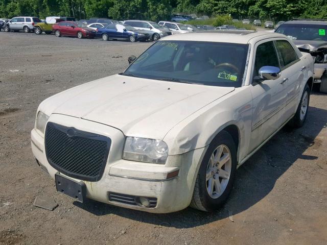 2C3KA53G96H523599 - 2006 CHRYSLER 300 TOURIN WHITE photo 2