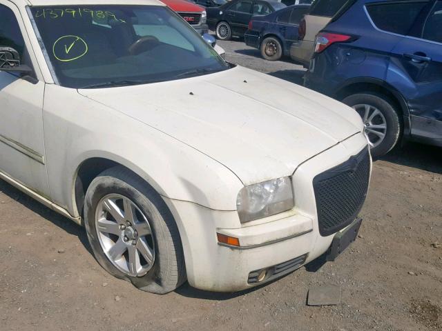 2C3KA53G96H523599 - 2006 CHRYSLER 300 TOURIN WHITE photo 9