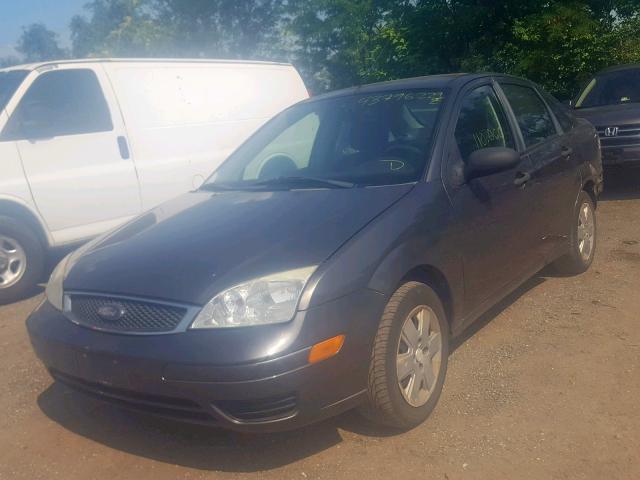 1FAHP34N57W363381 - 2007 FORD FOCUS ZX4 GRAY photo 2