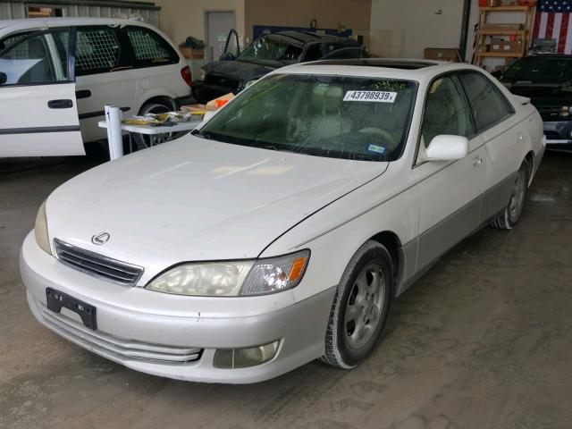 JT8BF28GXY0244396 - 2000 LEXUS ES 300 WHITE photo 2