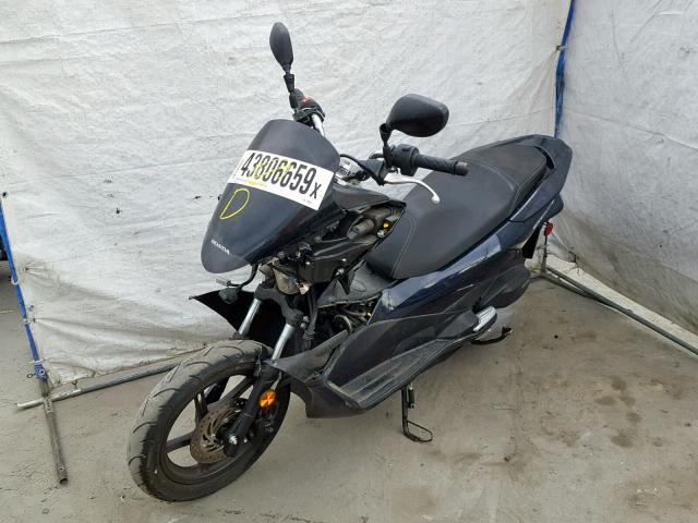 RLHKF180XHY200575 - 2017 HONDA PCX 150 BLACK photo 2