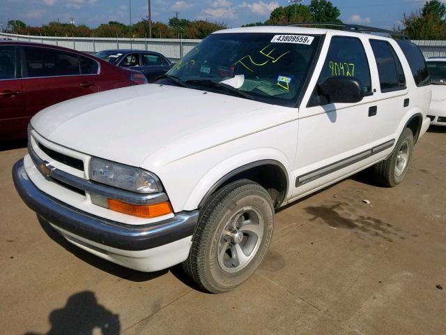 1GNCS13W812218830 - 2001 CHEVROLET BLAZER WHITE photo 2