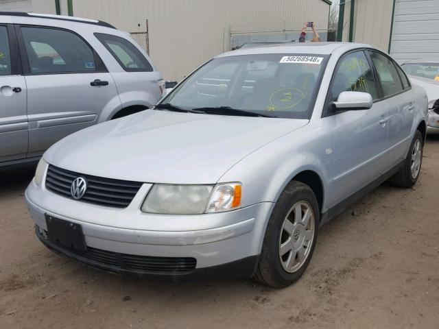 WVWMA23B4YP225791 - 2000 VOLKSWAGEN PASSAT GLS SILVER photo 2