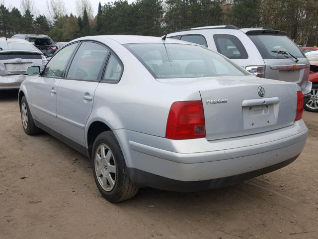 WVWMA23B4YP225791 - 2000 VOLKSWAGEN PASSAT GLS SILVER photo 3