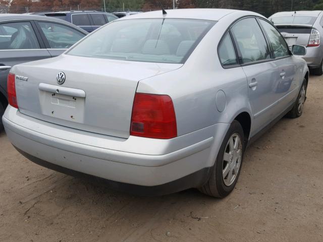 WVWMA23B4YP225791 - 2000 VOLKSWAGEN PASSAT GLS SILVER photo 4