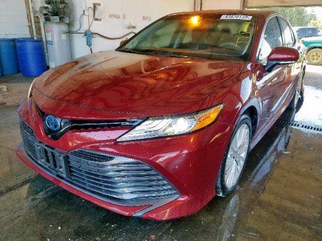 4T1B21HK2JU502819 - 2018 TOYOTA CAMRY HYBR RED photo 2