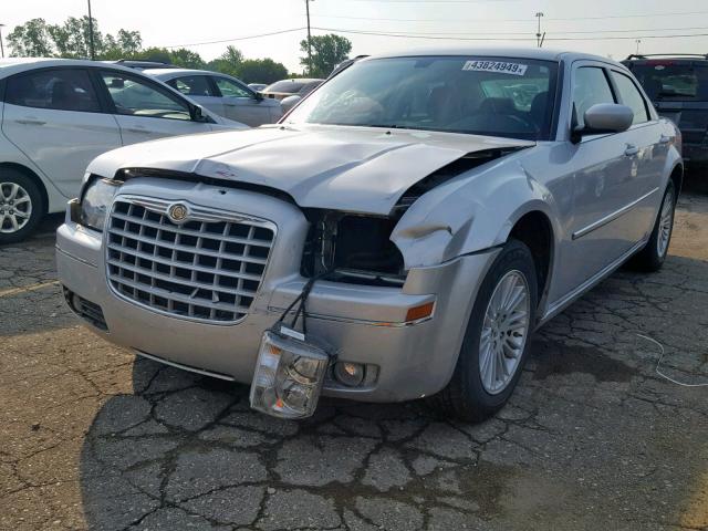 2C3KA53G98H282193 - 2008 CHRYSLER 300 TOURIN SILVER photo 2