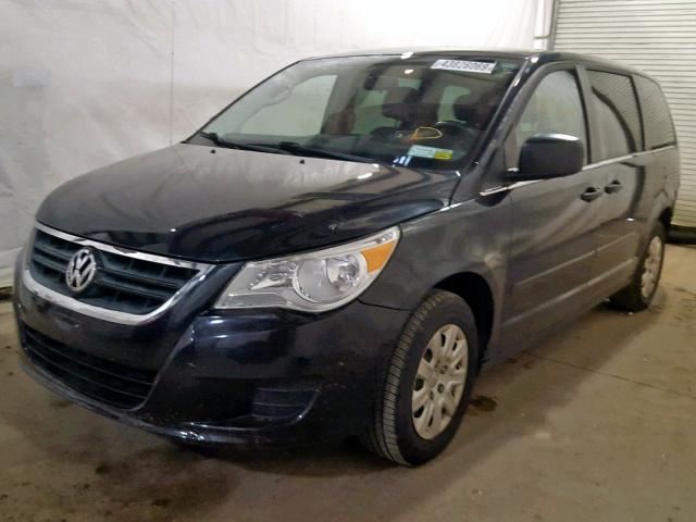 2C4RVAAG4CR393361 - 2012 VOLKSWAGEN ROUTAN S BLACK photo 2