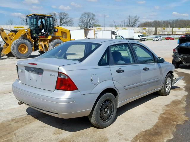 1FAFP34NX5W290142 - 2005 FORD FOCUS ZX4 SILVER photo 4