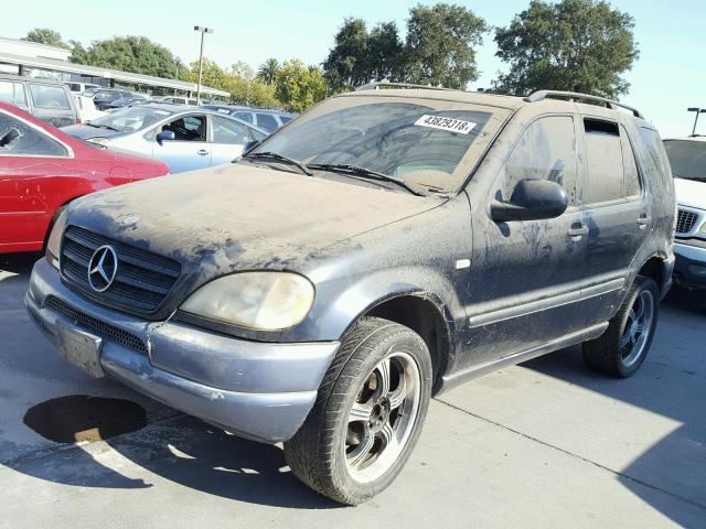 4JGAB54E2XA082783 - 1999 MERCEDES-BENZ ML 320 BLUE photo 2