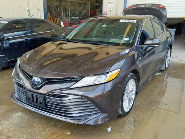 4T1B21HK2JU504795 - 2018 TOYOTA CAMRY HYBR GRAY photo 2