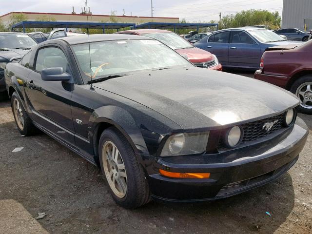 1ZVFT82H655228370 - 2005 FORD MUSTANG GT BLACK photo 1