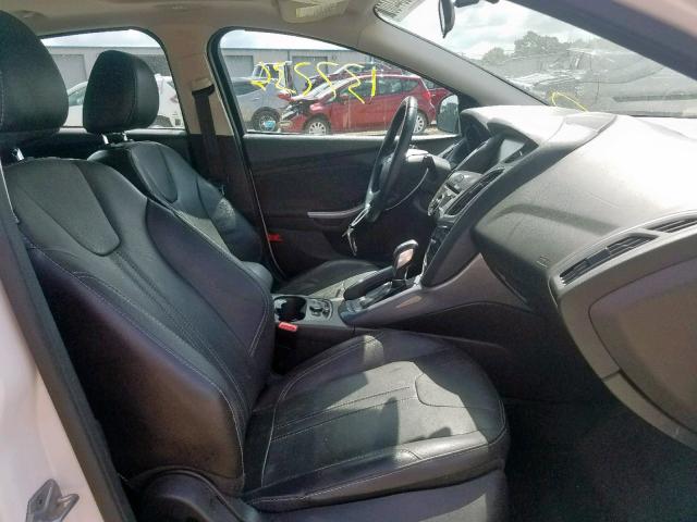 1FADP3N22EL103733 - 2014 FORD FOCUS TITA WHITE photo 5