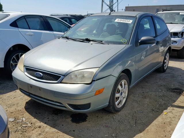 3FAFP31N35R110877 - 2005 FORD FOCUS ZX3 GRAY photo 2