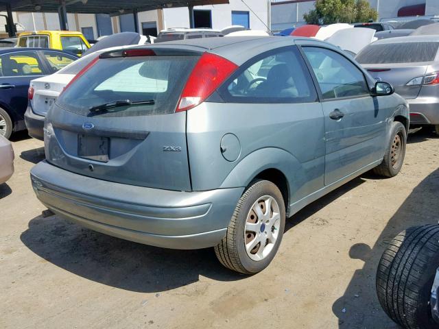 3FAFP31N35R110877 - 2005 FORD FOCUS ZX3 GRAY photo 4