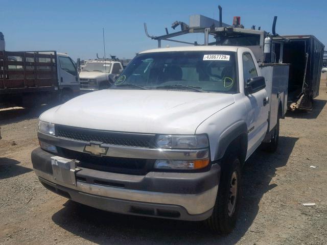 1GBHC24UX2E144460 - 2002 CHEVROLET SILVERADO WHITE photo 2