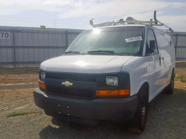 1GCWGFCB7C1108362 - 2012 CHEVROLET EXPRESS G2 WHITE photo 2