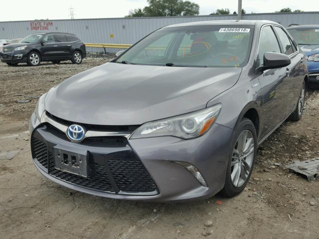 4T1BD1FKXFU152960 - 2015 TOYOTA CAMRY HYBR GRAY photo 2