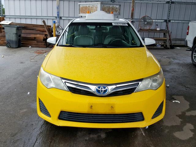 4T1BD1FK4CU045107 - 2012 TOYOTA CAMRY HYBR YELLOW photo 9