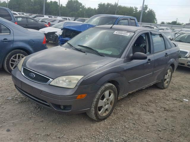 1FAFP34N06W124374 - 2006 FORD FOCUS ZX4 GRAY photo 2