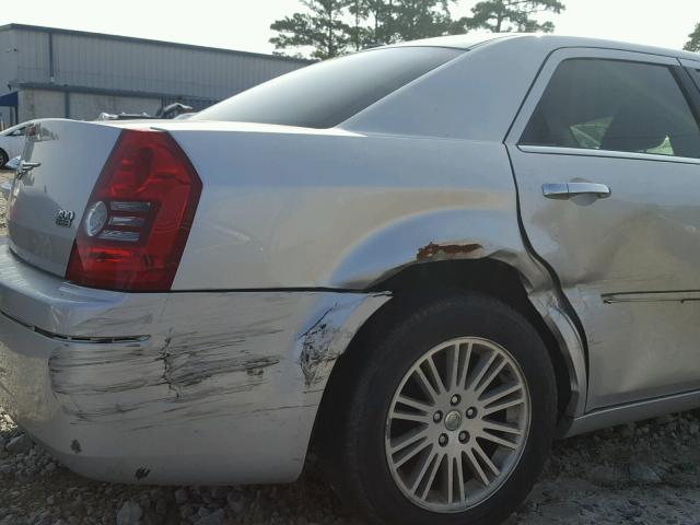 2C3CA5CV4AH325704 - 2010 CHRYSLER 300 TOURIN SILVER photo 9