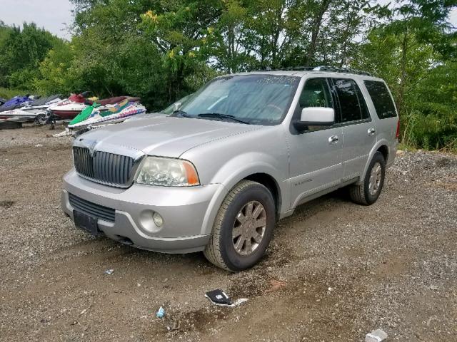 5LMFU28R24LJ12888 - 2004 LINCOLN NAVIGATOR SILVER photo 2