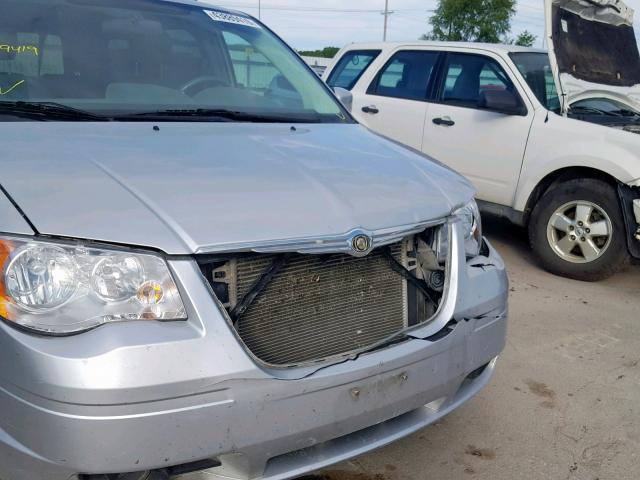 2A8HR54P88R787450 - 2008 CHRYSLER TOWN & COU SILVER photo 9