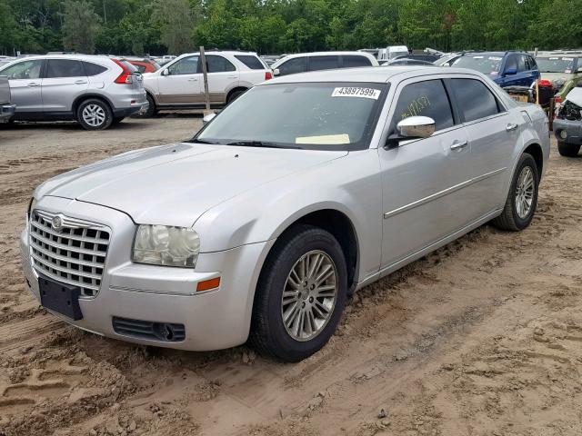 2C3CA5CV9AH220818 - 2010 CHRYSLER 300 TOURIN SILVER photo 2