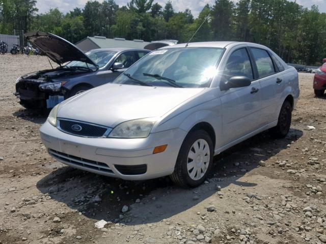 1FAFP34N35W136730 - 2005 FORD FOCUS ZX4 SILVER photo 2