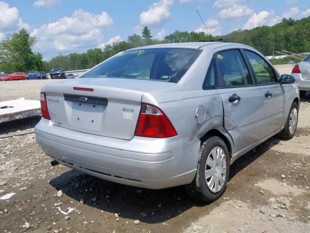 1FAFP34N35W136730 - 2005 FORD FOCUS ZX4 SILVER photo 4