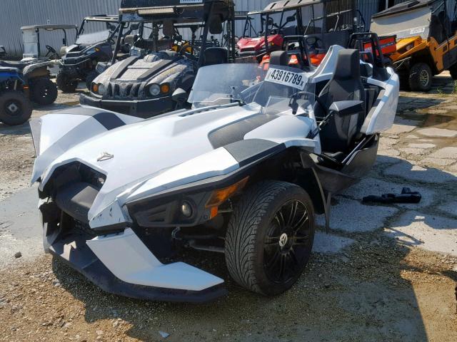 57XAASFA0K8130319 - 2019 POLARIS SLINGSHOT WHITE photo 2