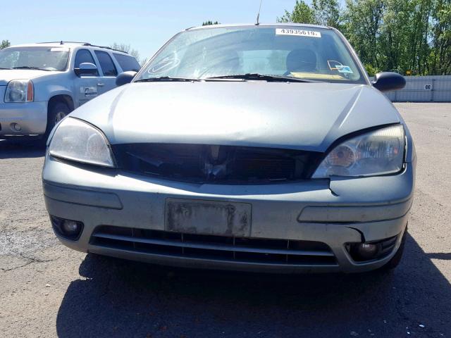 1FAHP34N75W207825 - 2005 FORD FOCUS ZX4 SILVER photo 9