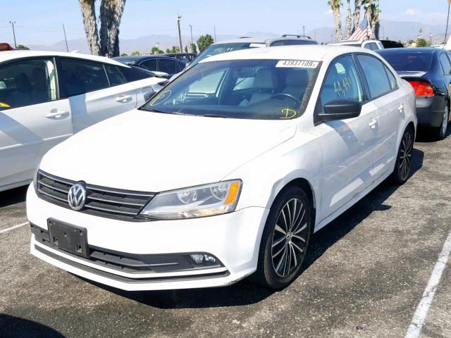 3VWD17AJ3GM266342 - 2016 VOLKSWAGEN JETTA SPOR WHITE photo 2