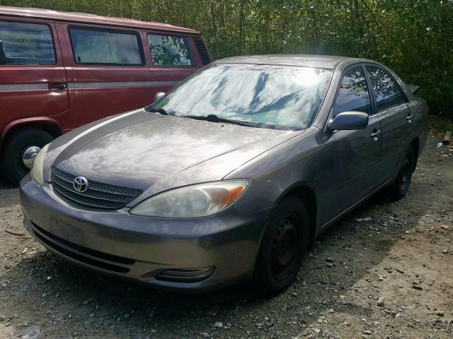 JTDBE32K820021501 - 2002 TOYOTA CAMRY LE GRAY photo 2