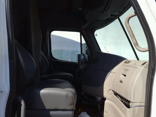 3AKJGLBG4GSHP9844 - 2016 FREIGHTLINER CASCADIA 1 WHITE photo 5