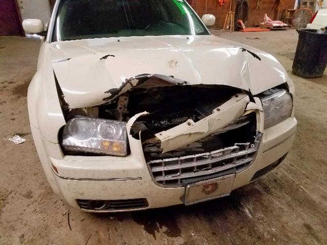 2C3KA53G28H295321 - 2008 CHRYSLER 300 TOURIN WHITE photo 9