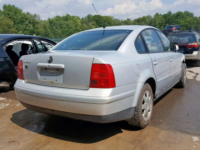 WVWMA23B0YP155514 - 2000 VOLKSWAGEN PASSAT GLS SILVER photo 4