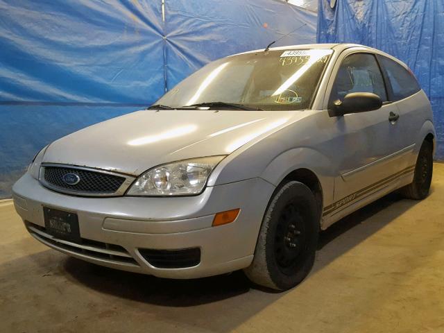 1FAHP31N27W261847 - 2007 FORD FOCUS ZX3 SILVER photo 2