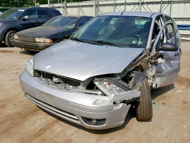 1FAHP37N27W347974 - 2007 FORD FOCUS ZX5 SILVER photo 2