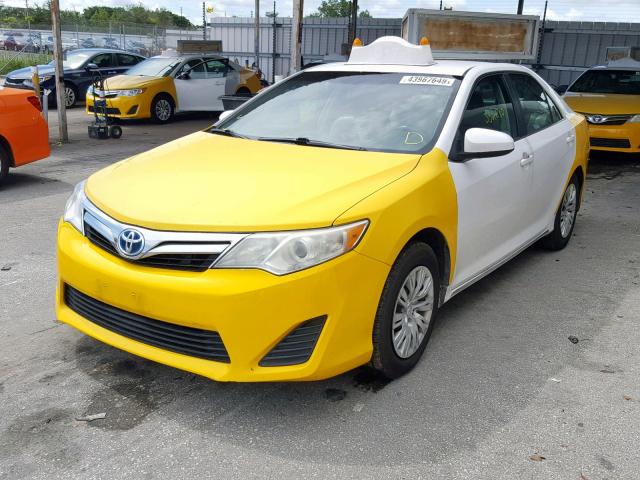 4T1BD1FK2CU014258 - 2012 TOYOTA CAMRY HYBR TWO TONE photo 2