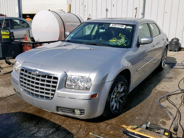 2C3KA53V89H586714 - 2009 CHRYSLER 300 TOURIN SILVER photo 2