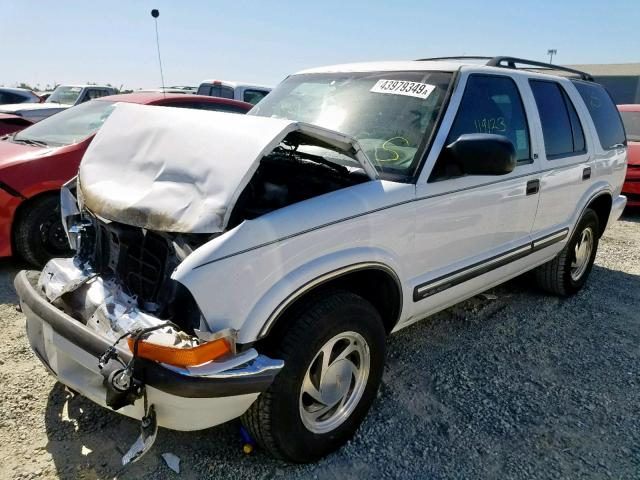 1GNDT13W812211619 - 2001 CHEVROLET BLAZER WHITE photo 2