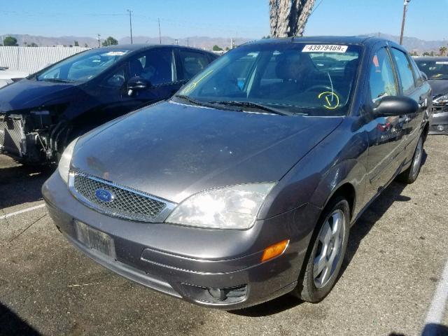 1FAHP34N07W107603 - 2007 FORD FOCUS ZX4 GRAY photo 2