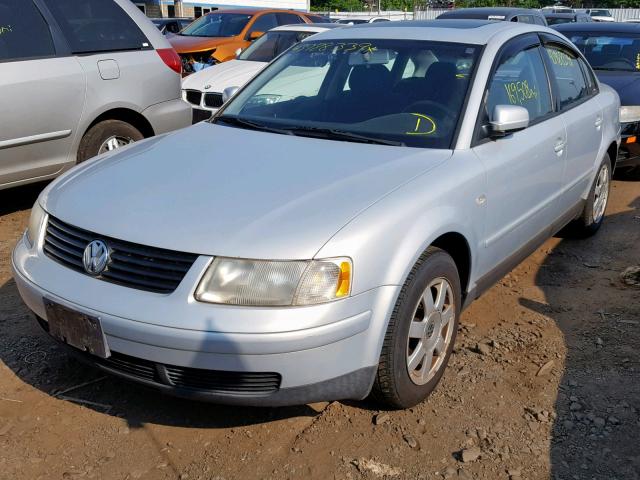 WVWMA23B4YP369244 - 2000 VOLKSWAGEN PASSAT GLS SILVER photo 2