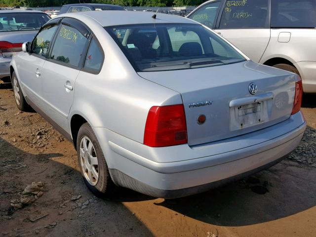 WVWMA23B4YP369244 - 2000 VOLKSWAGEN PASSAT GLS SILVER photo 3