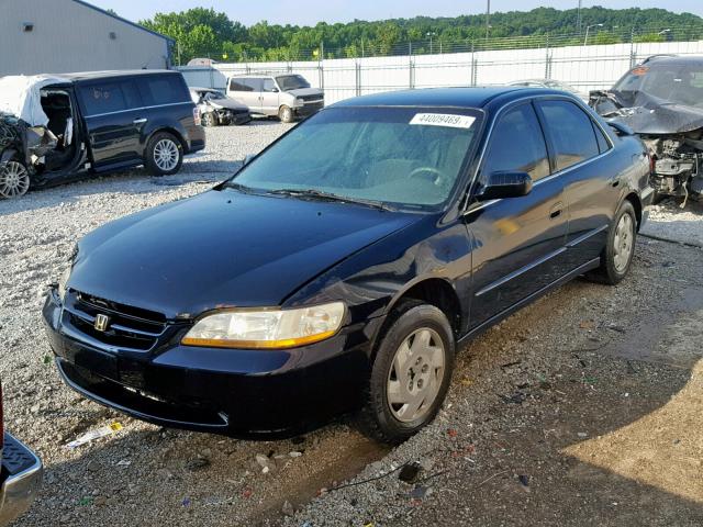 1HGCG164XWA038641 - 1998 HONDA ACCORD LX BLACK photo 2