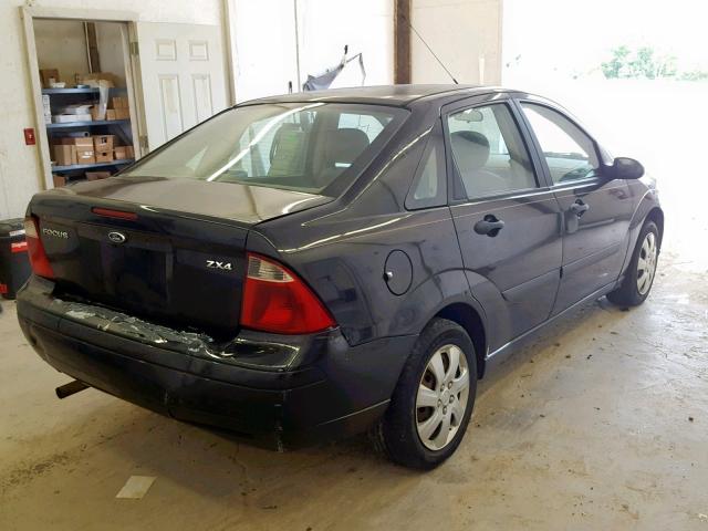 1FAFP34N55W140293 - 2005 FORD FOCUS ZX4 BLACK photo 4